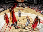 九游体育-当绿衫军遭遇红色风暴，勒布朗的全程高能如何定义现代篮球的终极形态