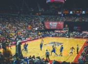 九游体育直播-跨界传奇，中国男篮压哨绝杀尼斯，阿坎吉NBA季后赛接管比赛的双重震撼