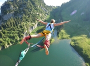 九游娱乐官方网站-赛道上的逆袭，拉塞尔高光表现，迈凯伦力克红牛二队