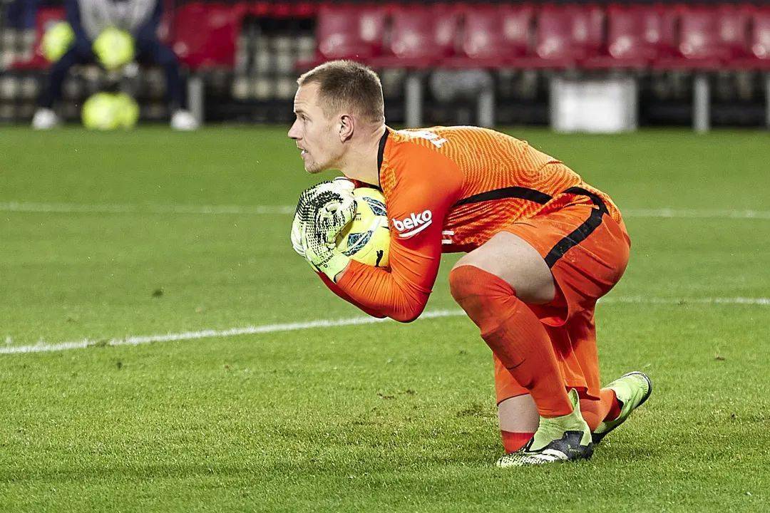 包含格拉纳达客场逆转，取得胜利的词条