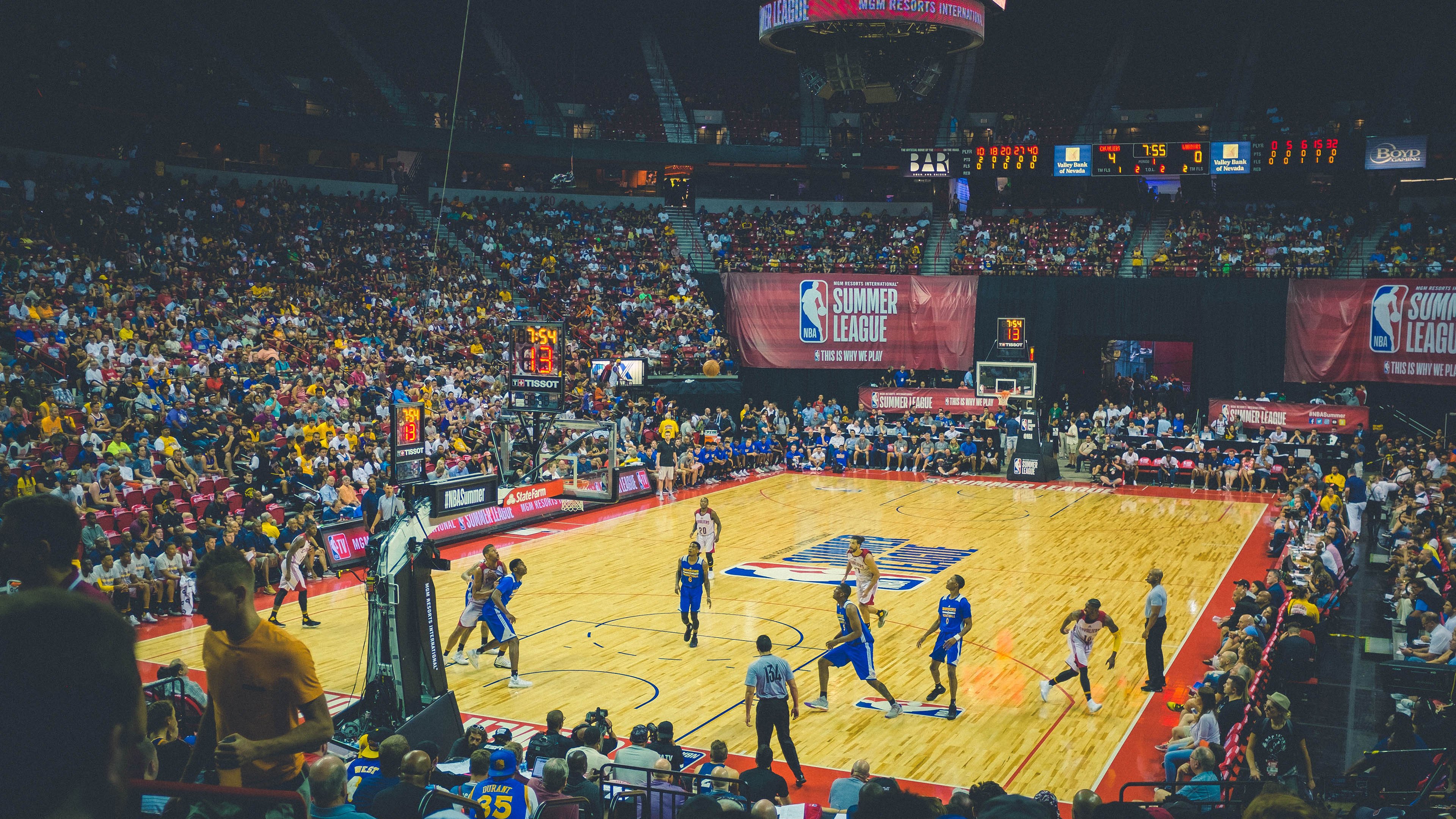 火箭冲垮上海队，恩比德成为关键先生