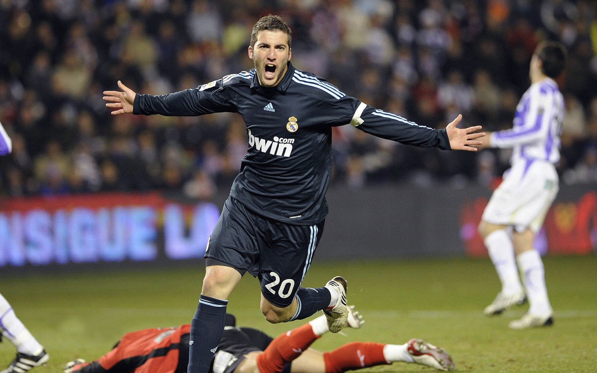 从阿根廷的团队韧性到哈兰德的个人舞台—现代足球的胜利双翼